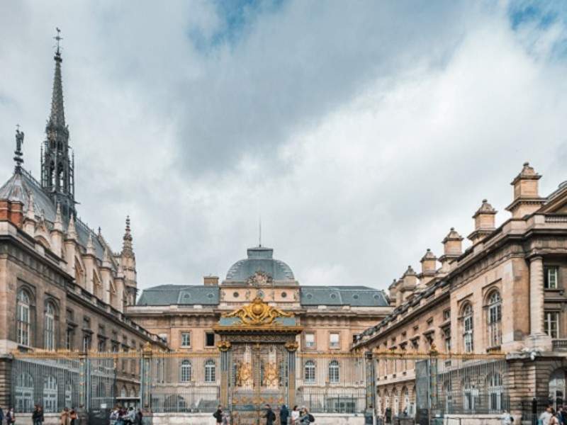 Picture of the courtyard of Sainte-Chapelle in Paris. 