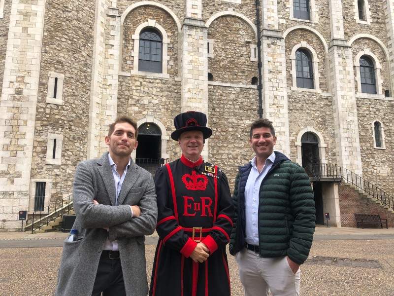 An image of two tourists standing with a Beefeater while on tour with The Tour Guy.