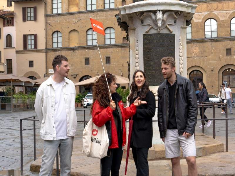 A group of toursts in Piazza della Signoria with their guide from The Tour Guy.