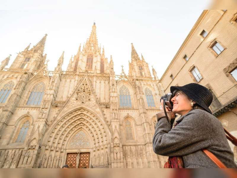 girl taking photo cathedral