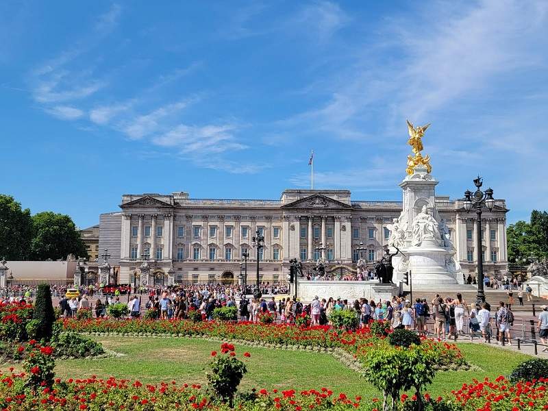 An image of the front of Buckingham Palace in London.