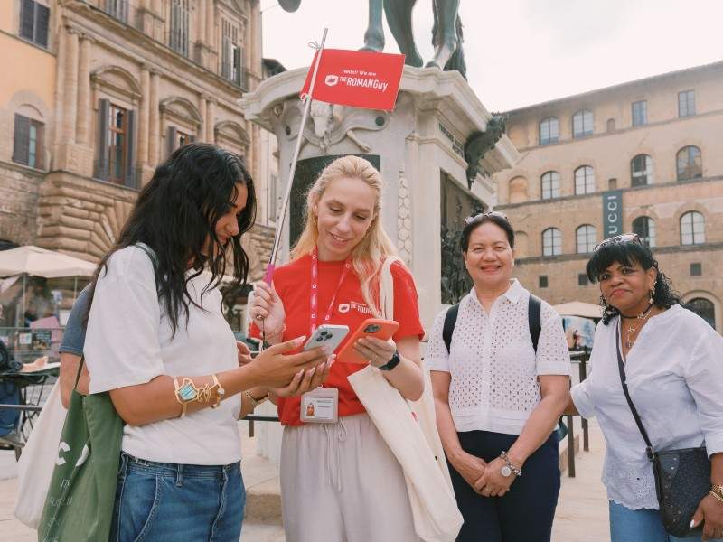 A woman checking into her tour in Pazza Santissima Annunziata with a representative from The Tour Guy.