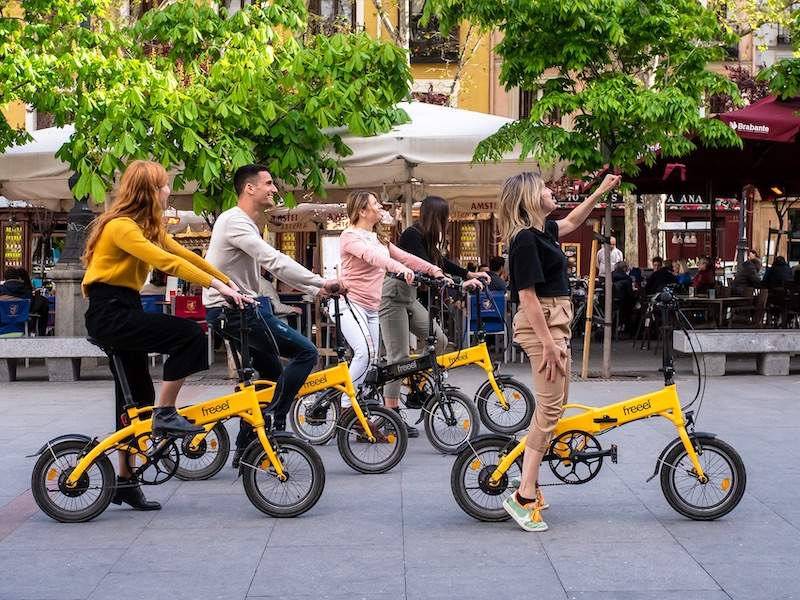 Madrid ebike guide pointing