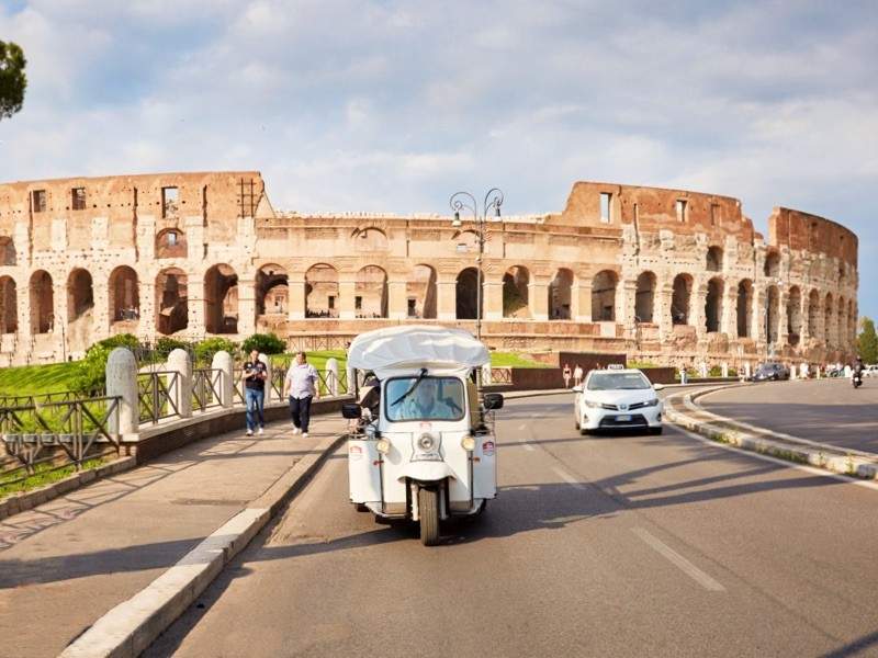 Tuk tuk and Colosseum