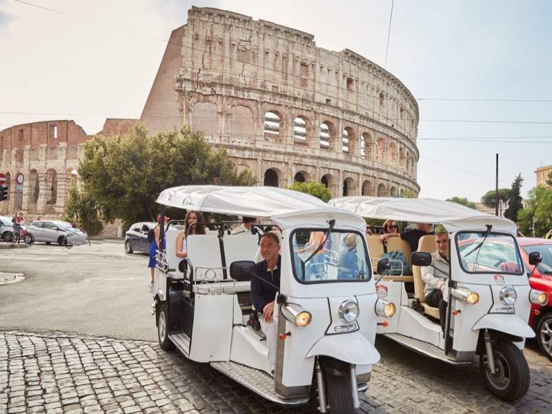 Tuk Tuk in front of Colosseum