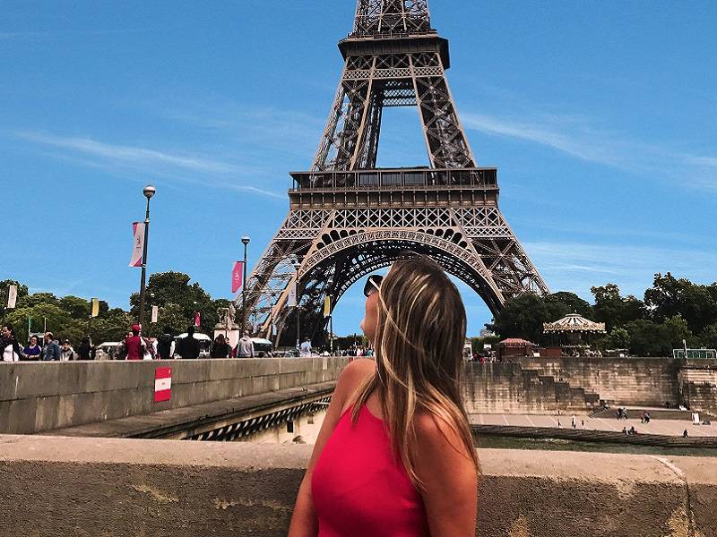 woman looking at eiffel tower