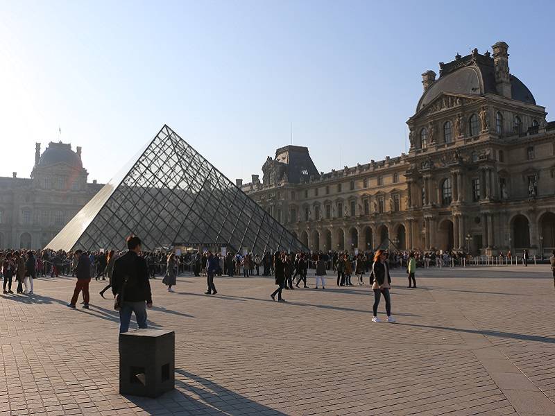 louvre museum in day
