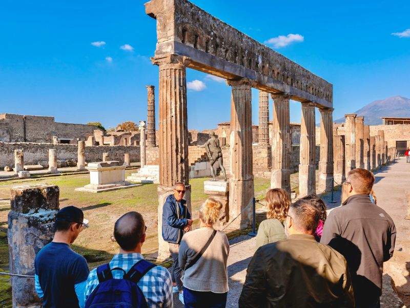 italy_pompeii_people_and_tour_guide_800x600.jpg