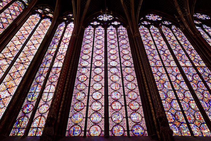 a Sainte Chapelle (Szent Kápolna) Párizsban, Franciaországban. A Sainte Chapelle egy királyi középkori gótikus kápolna Párizsban, a város egyik leghíresebb műemléke