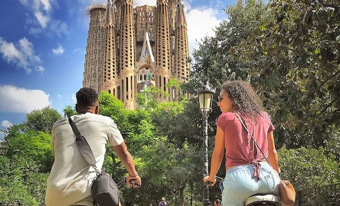a couple enjoy a cycling tour. One of our best tours in Barcelona