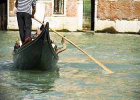Ride in a gondola! Here are the best Boat Tours in Venice