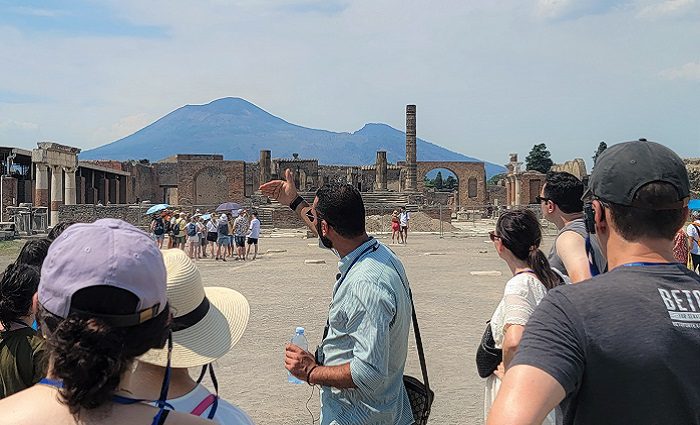 guide with people in pompeii