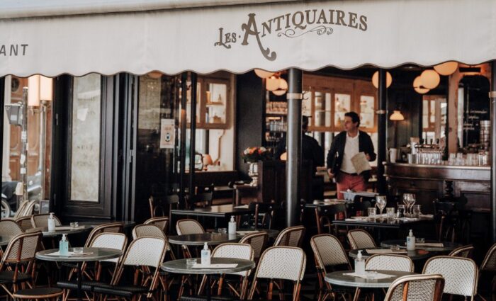 Les Antiquaires 