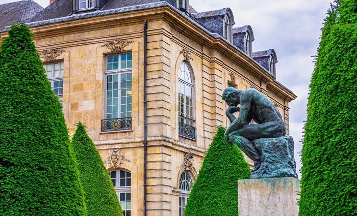 Statue of the thinker in the garden of the Rodin Musuem