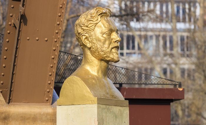 Bust of Gustave Eiffel 700 x 425