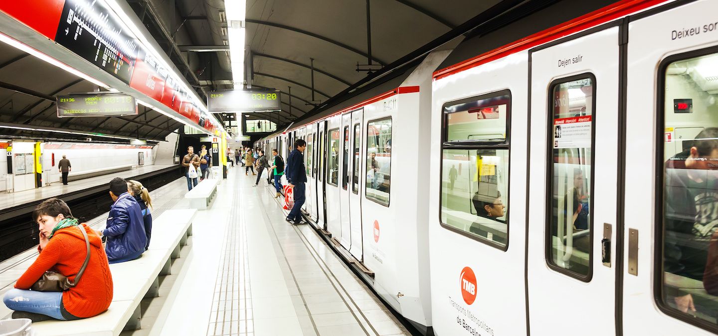 Guide To Getting Around Barcelona Metro Bus Uber The Tour Guy