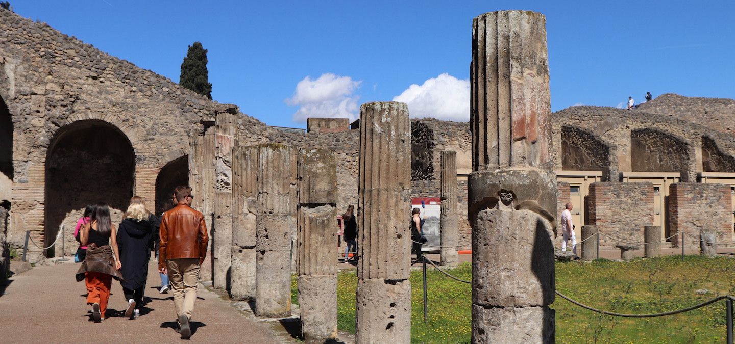 tour guy pompeii