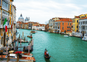 How To Use Venice's Floating Public Transportation
