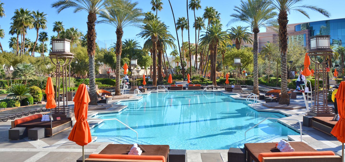 caesars palace pool swim up bar