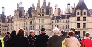 tourist shopping in paris