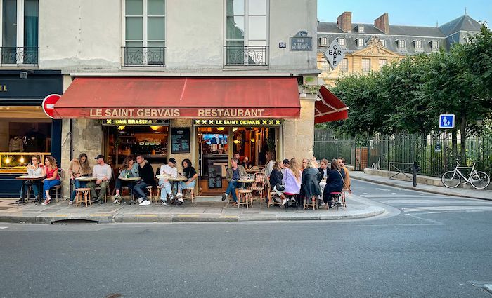 Local Parisian prove that it is you can travel to Paris right now. 