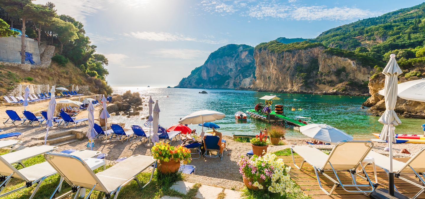 Beach With Sun Chairs And Umbrellas In Corfu 1440 X 675 