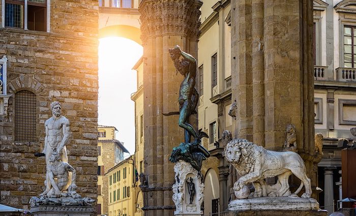 Loggia-di-Lanzi-with-sun-in-background