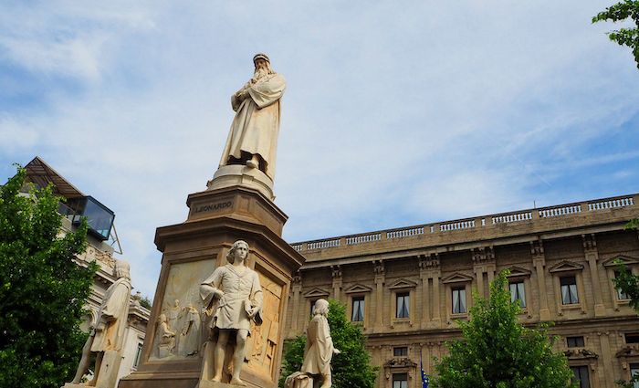 statue of Leonardo da Vinci in Milan