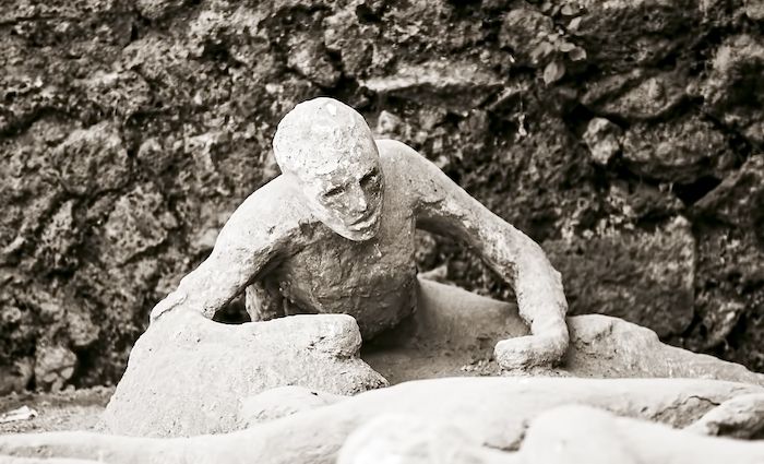 pompeii statues lovers