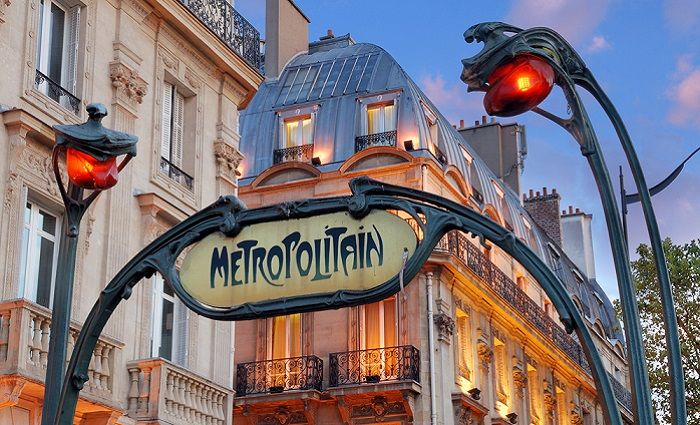 A sign for the Metro on a Paris street.