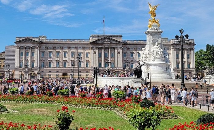 The famous front facade of Buckingham Palace