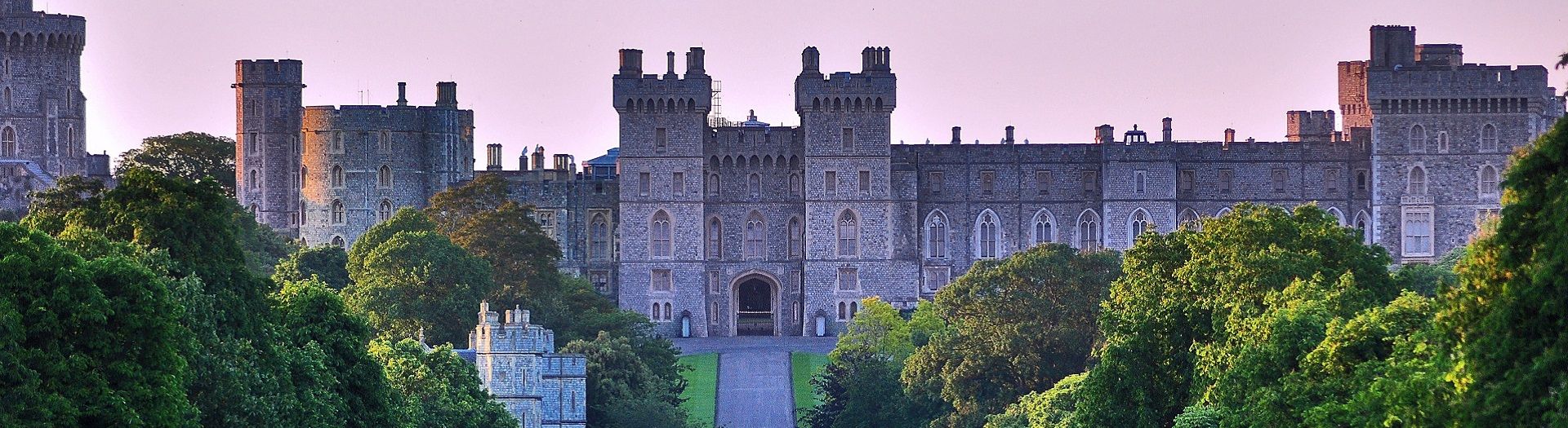 Britain's Royal Residences: Where the Queen Cools Her Crown by Rick Steves