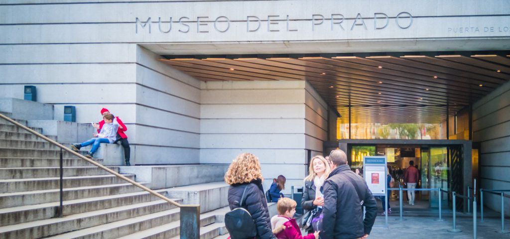 People outside Museo del prado.