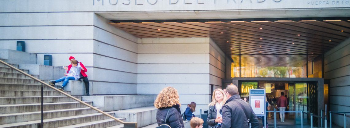 People outside Museo del prado.