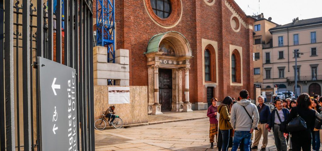 People waiting the entrance of Santa Maria delle grazie.