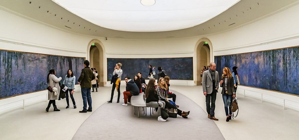 Group of people in the Monet Gallery at the musee l'orangerie.