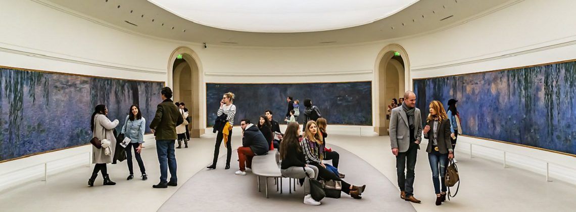 Group of people in the Monet Gallery at the musee l'orangerie.