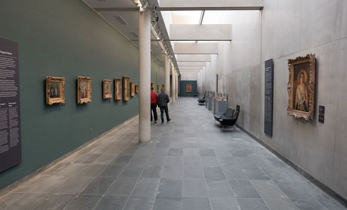 Two people walking through the gallery of the Musée de l’Orangerie