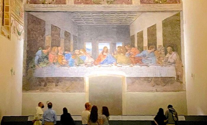 People on one of the best tours of Milan view Da Vinci's Last Supper mural