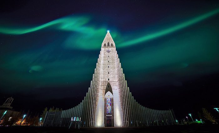 northern lights behind hallgrimskirkja