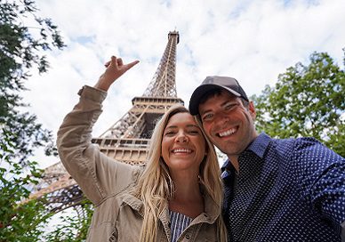 couple pointing to eiffel tower summit