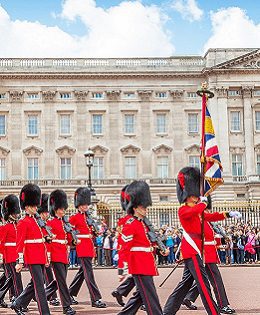 changing of the guard in front of buckingham palace
