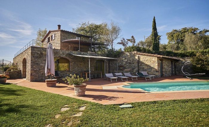 Pool and exterior view of Borgo Casa al Vento in Gaiole in Chianti, Tuscany 