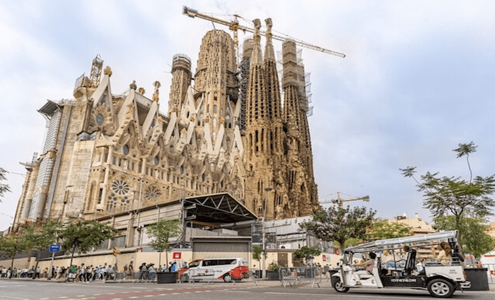 a family enjoy a 2 hour tour of Barcelona on Tuk Tuk