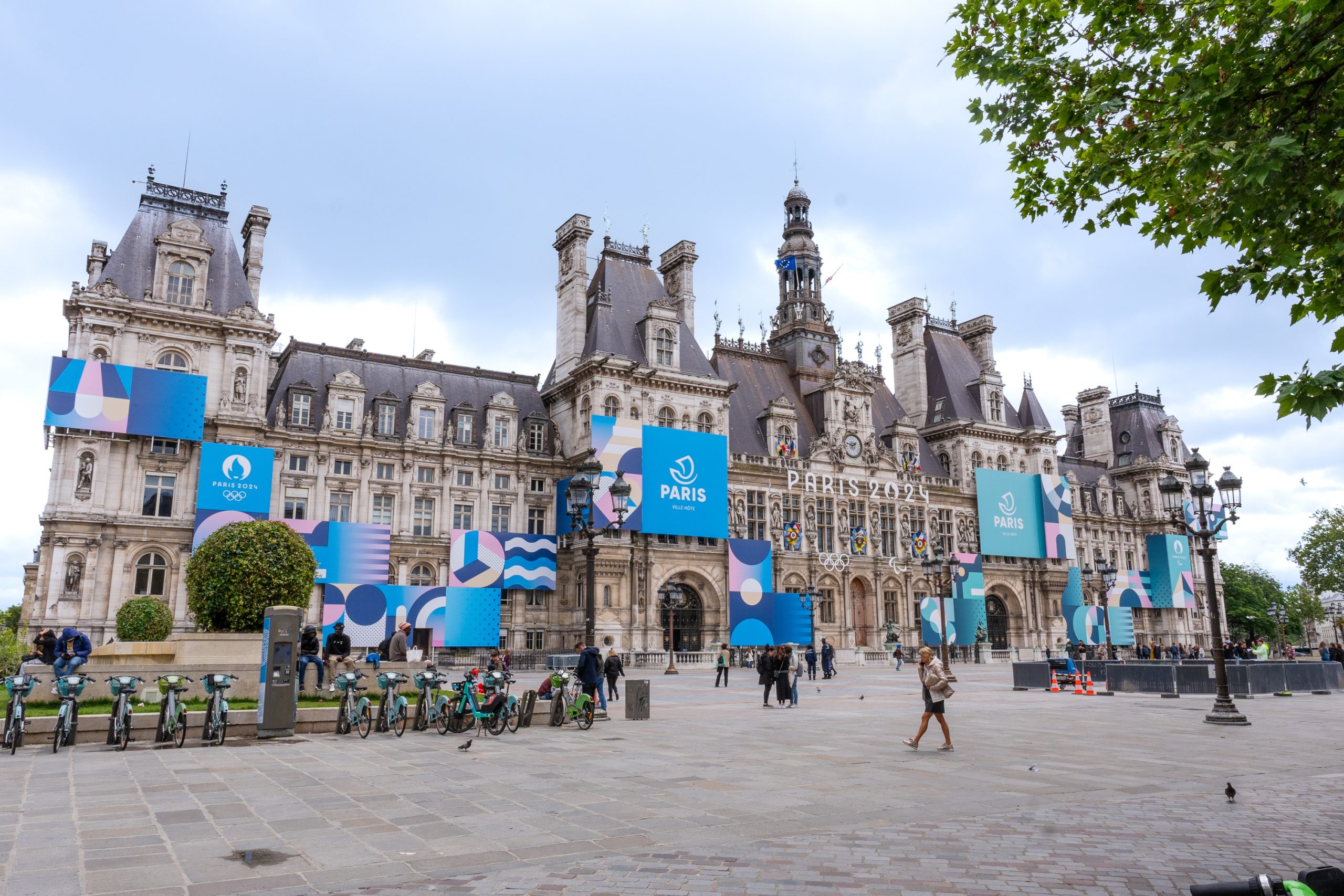 An image of Hotel de Ville in Paris with 2024 Summer Olympics signage