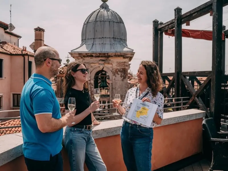 Venice Rooftops & Walking Tour with Prosecco and Local Snacks