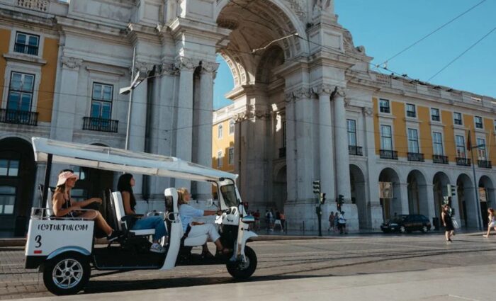 private tuk tuk tour in Lisbon