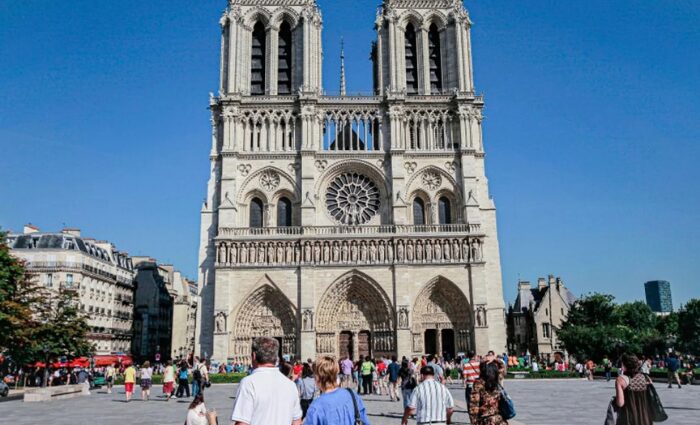 Semi Private Notre Dame Cathedral Tour with Scheduled Entry